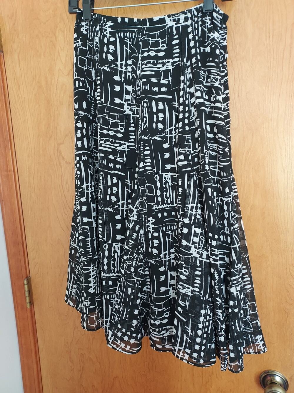 CHICOS SIZE 0 SIZE Small size 4 Tribal Skirt fully lined Black and white womens